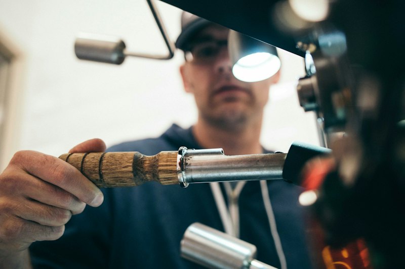 Profissional de manutenção trabalhando